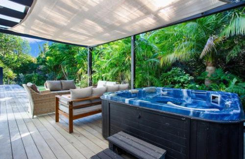 Murrays Bay Casa | Coastal Retreat w Spa Pool just Steps to the Beach