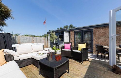 East Wittering Casa | Coastal Retreat with Hot Tub Walk to Beach