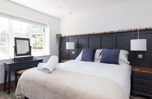 East Wittering Casa | Coastal Retreat with Hot Tub Walk to Beach