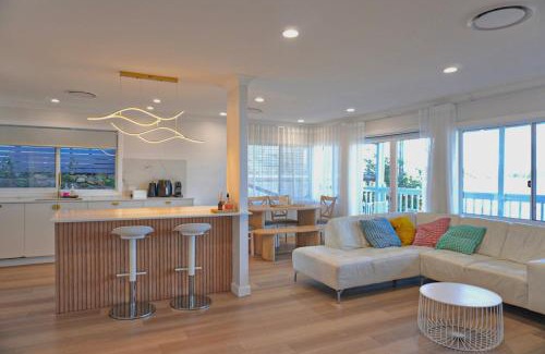Tascott Casa | Coastal Retreat with Water Views