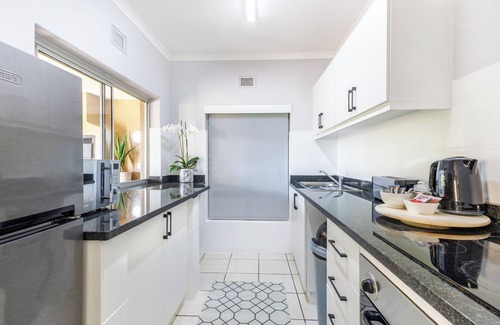 Shaka's Rock Apartamento | Coastal Retreat: 2-Bed Chalet with Balcony and BBQ