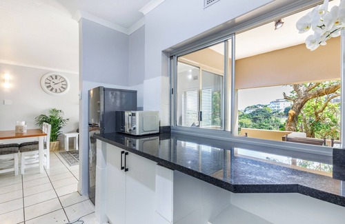 Shaka's Rock Apartamento | Coastal Retreat: 2-Bed Chalet with Balcony and BBQ