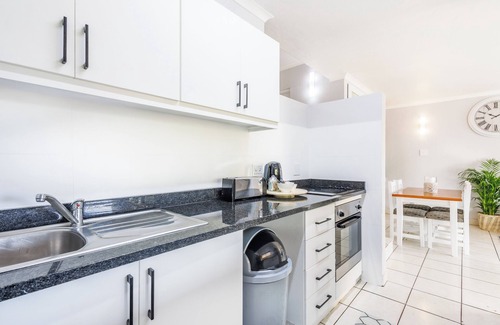 Shaka's Rock Apartamento | Coastal Retreat: 2-Bed Chalet with Balcony and BBQ