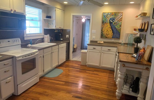 Waveland Casa | Coastal Serenity - Old time charm with a coastal touch near the beach..