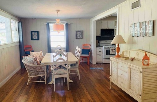 Waveland Casa | Coastal Serenity - Old time charm with a coastal touch near the beach..
