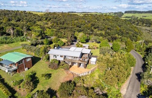 Te Tii Casa | Coastal Serenity - Tapuaetahi Beach Escape