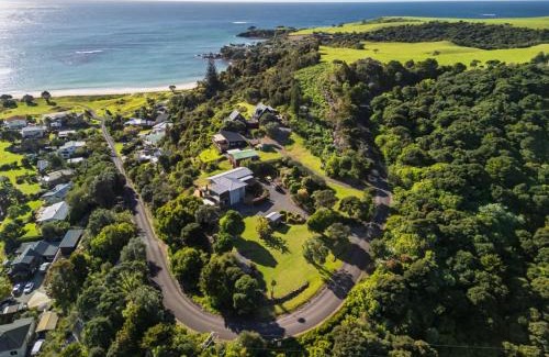 Te Tii Casa | Coastal Serenity - Tapuaetahi Beach Escape