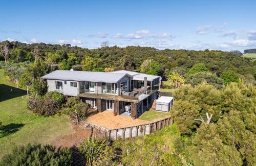 Te Tii Casa | Coastal Serenity - Tapuaetahi Beach Escape