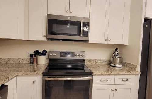 Gulf Breeze Casa | Coastal Stay ~ Hot Tub, Minutes to Beach, Bay Access