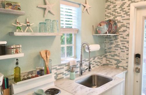 Central Naples Apartamento | Coastal Studio Escape!