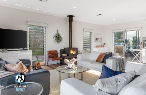 Middleton Casa | Coastal Style Pavilion House, Sea Views, Big Decks - one street from beach-Duney