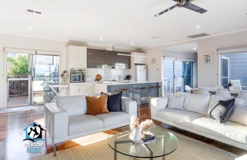 Middleton Casa | Coastal Style Pavilion House, Sea Views, Big Decks - one street from beach-Duney