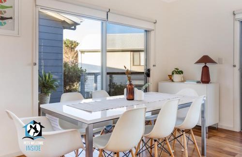 Middleton Casa | Coastal Style Pavilion House, Sea Views, Big Decks - one street from beach-Duney