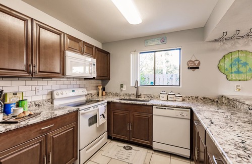 South Gate Ridge Casa | Remodeled Coastal home 6 miles from Siesta Key