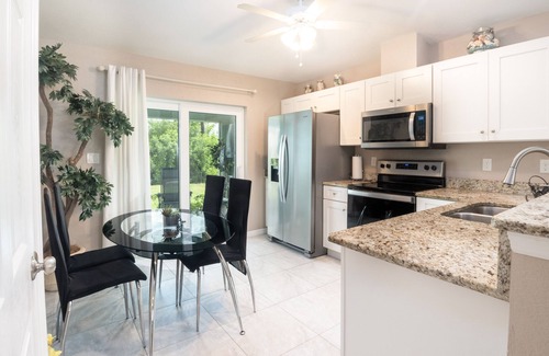 Englewood East Casa | COASTAL! Tropical Oasis Home 2 Near Golf & Beaches