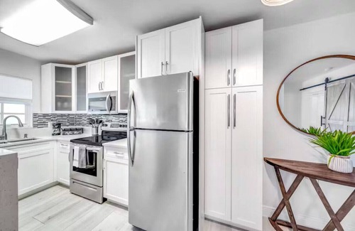 Coral Ridge Apartamento | Coastal unit! .5 miles to Beach!