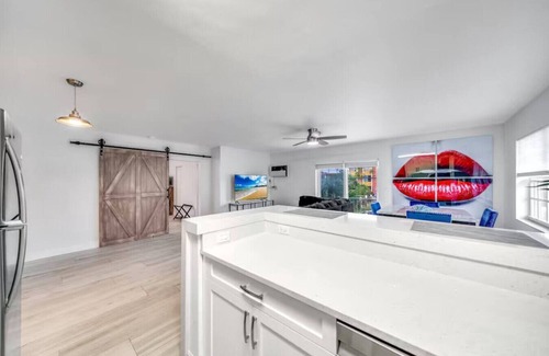 Coral Ridge Apartamento | Coastal unit! .5 miles to Beach!