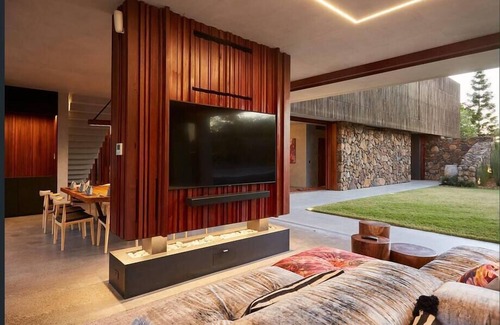 Mudgeeraba Casa | Coastal Urban Retreat 7 bed, 25m pool, pet