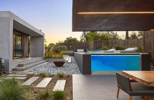 Mudgeeraba Casa | Coastal Urban Retreat 7 bed, 25m pool, pet