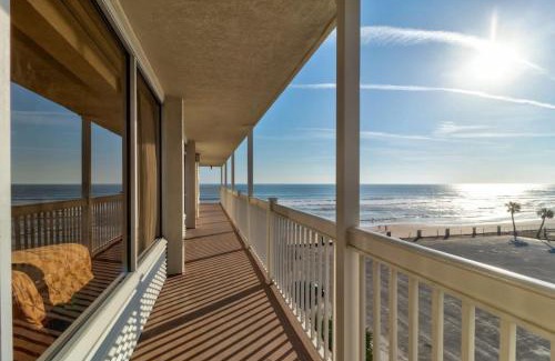 Ortona Park Casa | Coastal Views Spacious Beachfront Condo