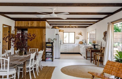 Killcare Heights Casa | Coastal vintage cottage brimming with character and charm just moments to beaches, bay and cafes.