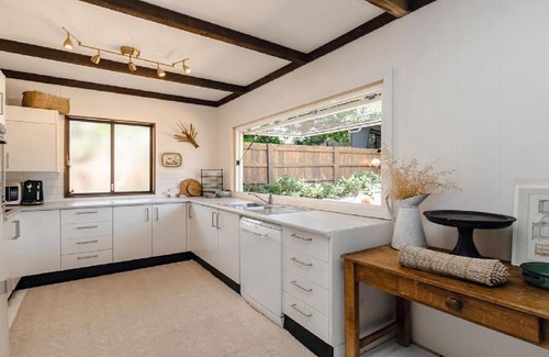 Killcare Casa | Coastal Vintage Cottage Brimming With Character and Charm Just Moments To Beaches, Bay and Cafes