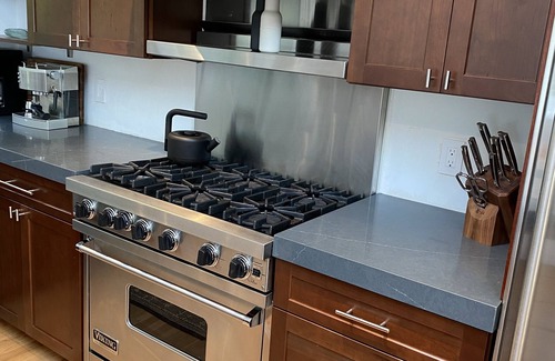 Northwest Harbor Casa | Coastal woods respite, walk to beach