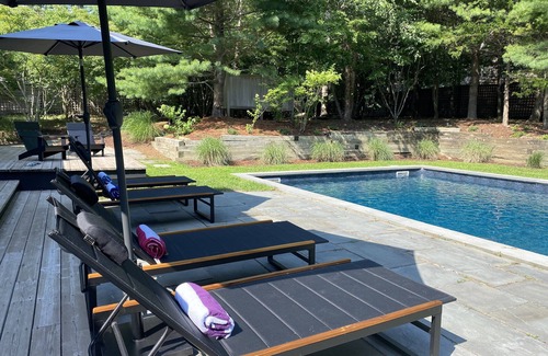 Northwest Harbor Casa | Coastal woods respite, walk to beach