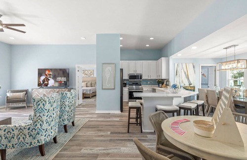 Clipper Cove Apartamento | Pool, 4 min walk to Crystal Beach, Luxe home!