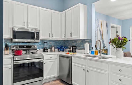 Clipper Cove Apartamento | Pool, 4 min walk to Crystal Beach, Luxe home!