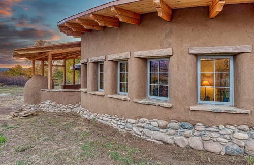 Paonia Cabaña | Cob Cottage Getaway