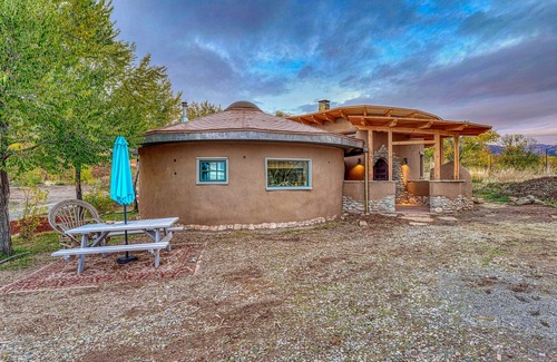Paonia Cabaña | Cob Cottage Getaway