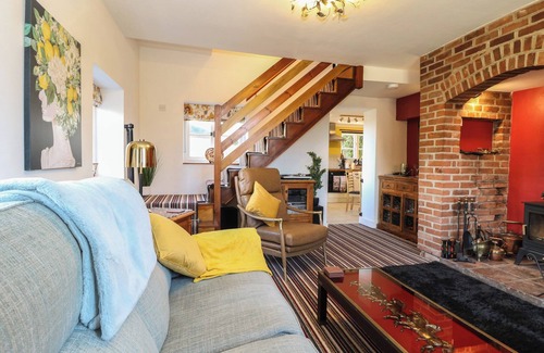 Great Ryburgh Cabaña | COBBLE COTTAGE, pet friendly, with open fire in Great Ryburgh