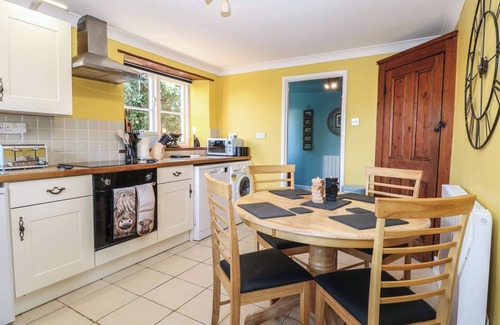 Great Ryburgh Cabaña | COBBLE COTTAGE, pet friendly, with open fire in Great Ryburgh