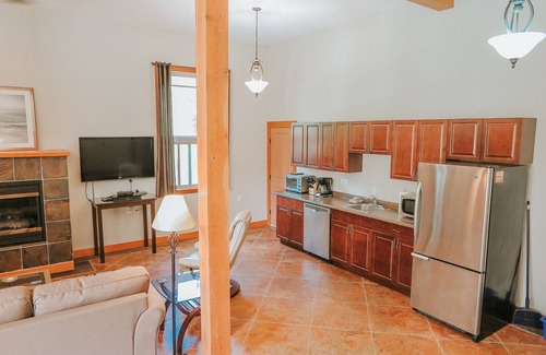 Tofino Casa | Cobble Wood & Bird Sanctuary Guest Houses