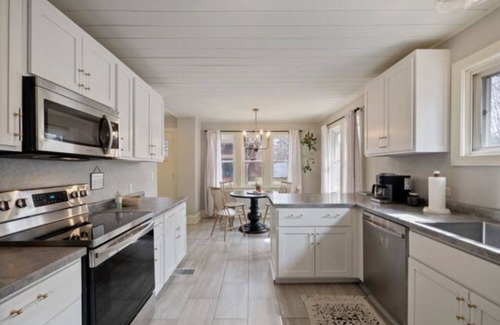 La Crosse Casa | Cobblestone Cottage, 4 Bedroom, centrally located