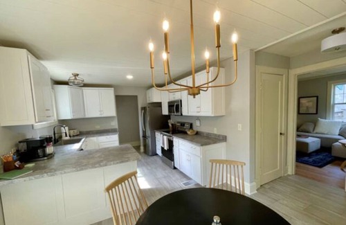La Crosse Casa | Cobblestone Cottage, 4 Bedroom, centrally located