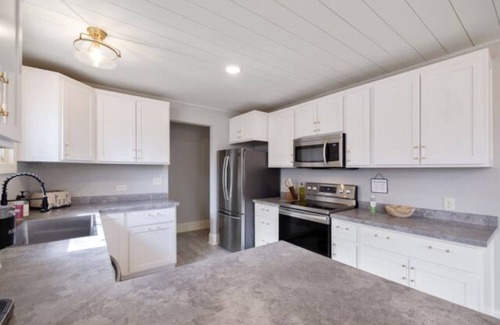 La Crosse Casa | Cobblestone Cottage, 4 Bedroom, centrally located