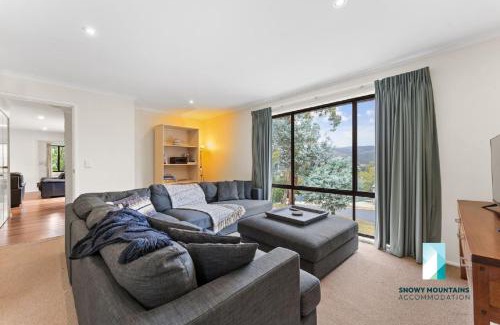 Jindabyne Casa | Cobbon Retreat - 5BR House l Pet Friendly l Large Fenced Backyard l WiFi l Great Location