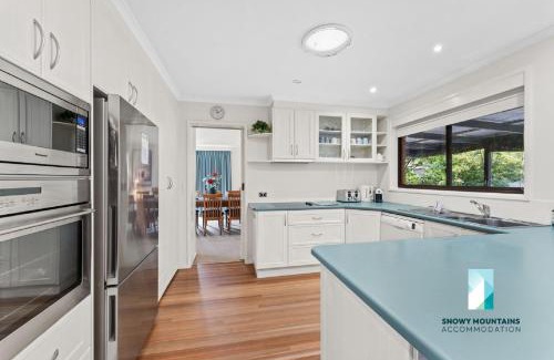 Jindabyne Casa | Cobbon Retreat - 5BR House l Pet Friendly l Large Fenced Backyard l WiFi l Great Location