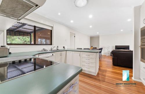 Jindabyne Casa | Cobbon Retreat - 5BR House l Pet Friendly l Large Fenced Backyard l WiFi l Great Location