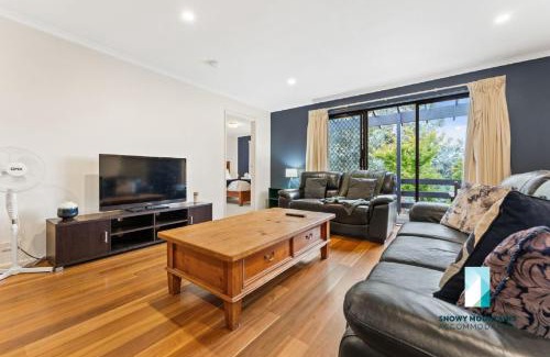 Jindabyne Casa | Cobbon Retreat - 5BR House l Pet Friendly l Large Fenced Backyard l WiFi l Great Location