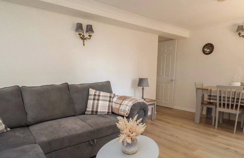 Overton-on-dee Cabaña | COCK BANK COTTAGE, pet friendly, with a garden in Bangor-On-Dee