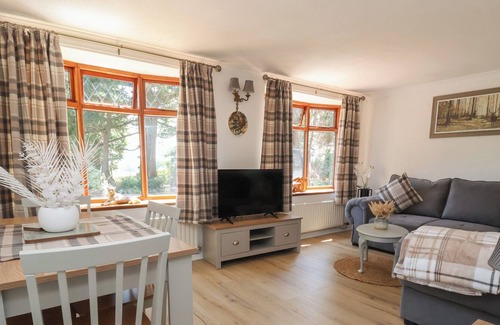 Overton-on-dee Cabaña | COCK BANK COTTAGE, pet friendly, with a garden in Bangor-On-Dee