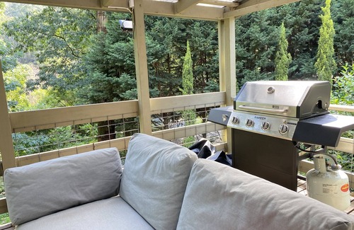 Cockatoo Casa | Cockatoo Rainforest Escape - family home with fire pit, surrounded by nature!