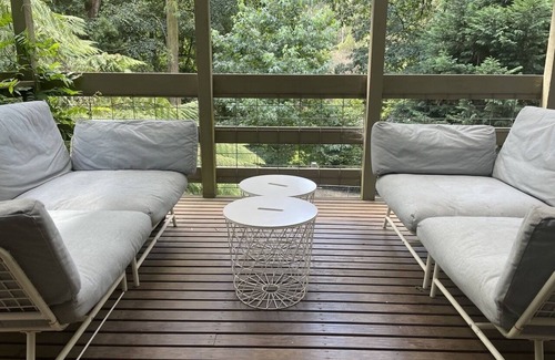 Cockatoo Casa | Cockatoo Rainforest Escape - family home with fire pit, surrounded by nature!