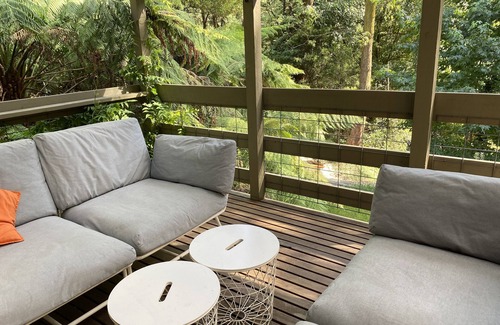 Cockatoo Casa | Cockatoo Rainforest Escape - family home with fire pit, surrounded by nature!