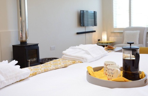 Halesworth Cabaña | COCKY HEN, UBBESTON, family friendly, with pool in Laxfield