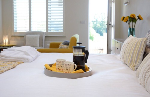 Halesworth Cabaña | COCKY HEN, UBBESTON, family friendly, with pool in Laxfield