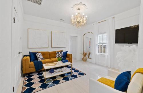 Lincolnville Casa | Coco's Cozy Cabana - Hot Tub Walk to Downtown